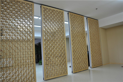 移動隔斷有哪些特點，移動隔斷怎么安裝?